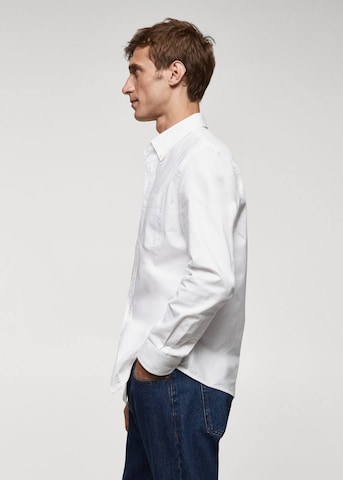 MANGO MAN Comfort fit Koszula w kolorze biały