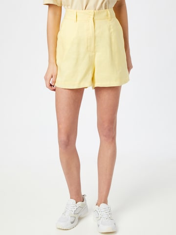 GLAMOROUS Regular Shorts in Gelb: predná strana