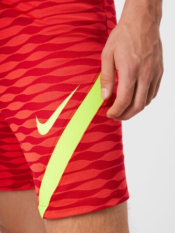 Regular Pantaloni sport de la NIKE pe roșu