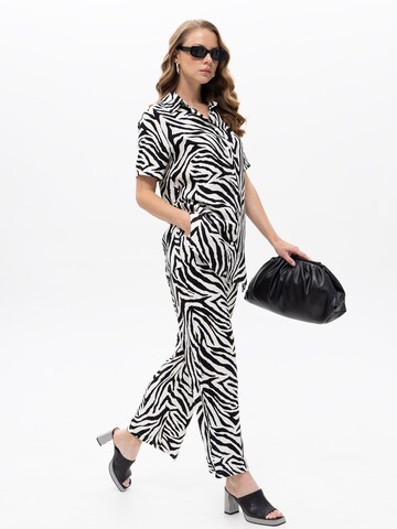 Passioni Pantsuit 'Zweiteiliges Set mit Zebra Print' in Black: front