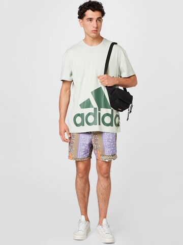 ADIDAS SPORTSWEAR - Camisa funcionais 'Essentials Giant Logo' em verde