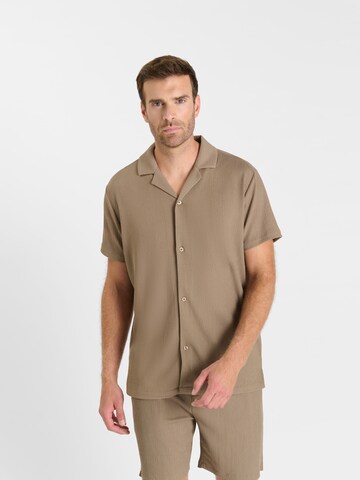 Coupe regular Chemise 'LARIS' Le Temps Des Cerises en marron : devant