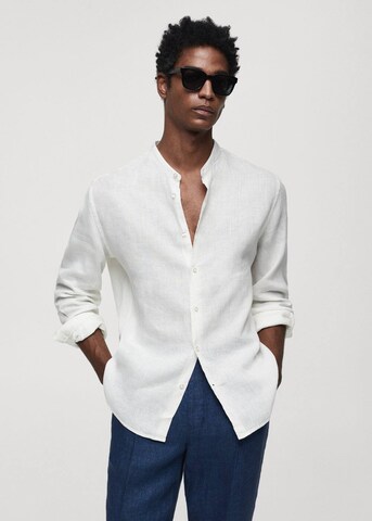 Coupe regular Chemise 'Chennai' MANGO MAN en blanc : devant