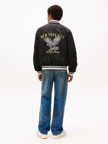 Tommy Jeans Välikausitakki värissä musta