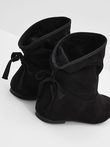 Botine de la bonprix pe negru