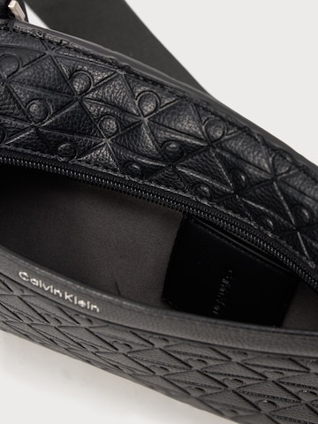 Regular Geantă de umăr de la Calvin Klein pe negru