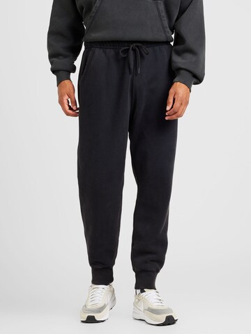 Abercrombie & Fitch Tapered Housut 'ESSENTIAL' värissä musta: etupuoli