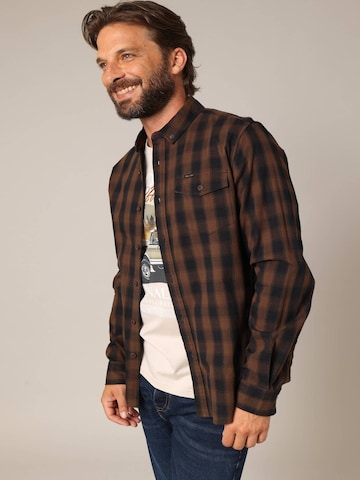 Coupe regular Chemise 'Pieter' Deeluxe en marron : devant