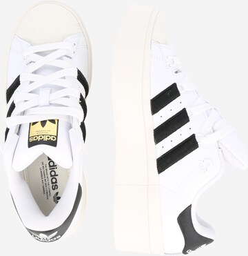 Baskets basses ADIDAS ORIGINALS en blanc