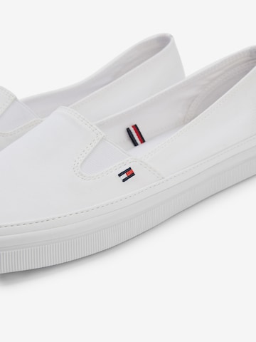 TOMMY HILFIGER - Sapatilhas slip-on 'Essential' em branco