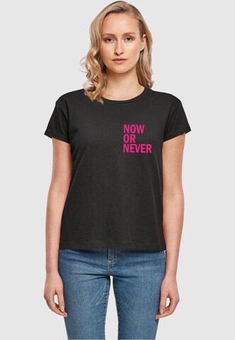 Merchcode T- Shirt 'Now Or Never' in Schwarz: Vorderseite