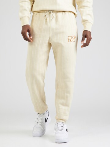 Tapered Pantaloni 'CLUB' di Nike Sportswear in beige: frontale