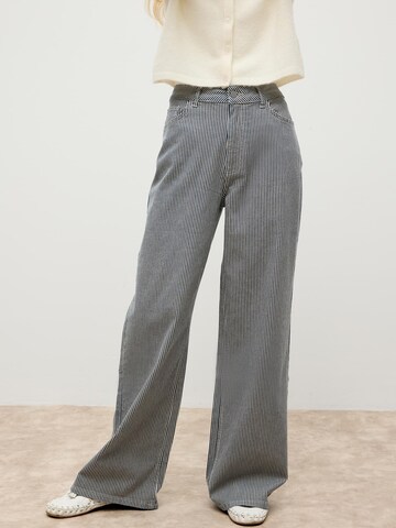 ABOUT YOU x Marie von Behrens - regular Vaquero en gris
