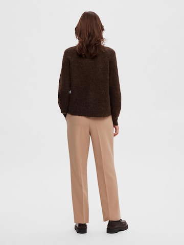 SELECTED FEMME Regular Pleated Pants 'Vinnie' in Brown