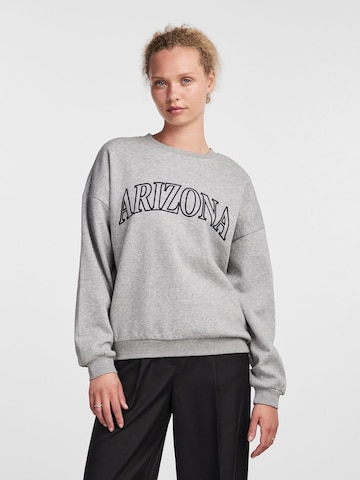 Sweat-shirt 'FREYA' PIECES en gris : devant