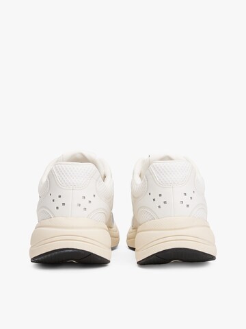 Tommy Jeans Låg sneaker 'ARCHIVE'25' i vit
