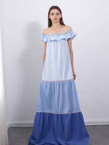 UVIA - Vestido 'UVIA Vestido maxi acampanado con diseño en capas, Azul, XS' en azul: frente