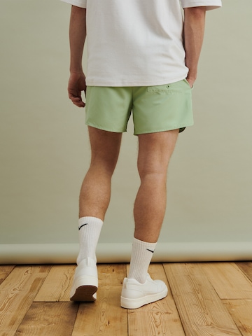 DAN FOX APPAREL regular Badeshorts 'Yigit' i grøn