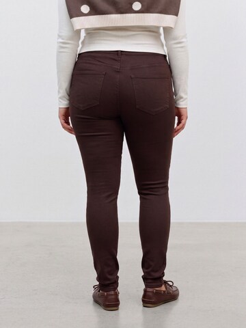 Vero Moda Curve - Skinny Vaquero 'VMCPOLLY' en marrón