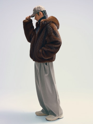 Bershka Kurtka przejściowa w kolorze brązowy