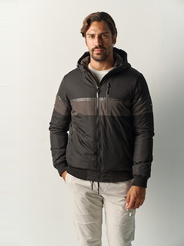 KOROSHI - Chaqueta de entretiempo en negro: frente