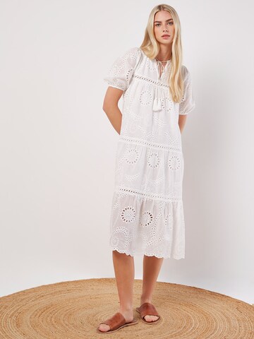 Robe Apricot en blanc