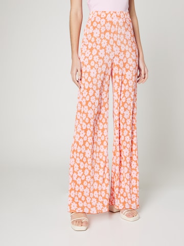 florence by mills exclusive for ABOUT YOU Loose fit Trousers 'Rain Showers ' in Orange: front