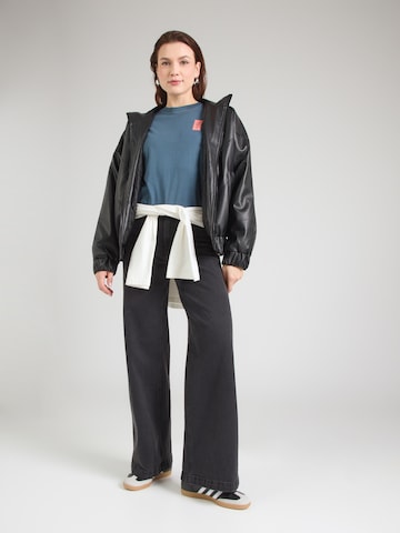 Kaotiko Koszulka 'MOUNT FUJI' w kolorze niebieski