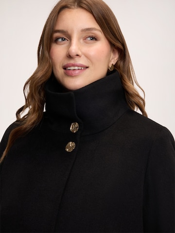 Cappotto di mezza stagione di Fiorella Rubino in nero