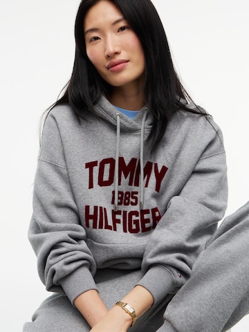 TOMMY HILFIGER Sweatshirt 'Varsity' in Grau