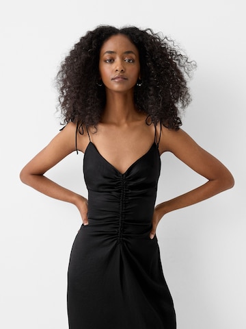 Rochie de la Bershka pe negru: față