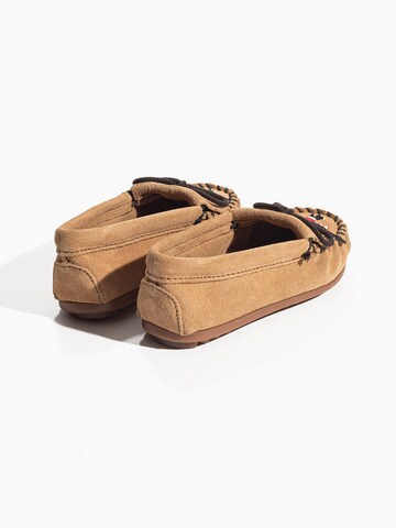 Scarpa bassa 'Thunderbird' di Minnetonka in marrone