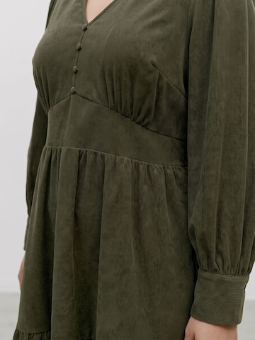 Vero Moda Curve Sukienka 'CELLY ' w kolorze zielony