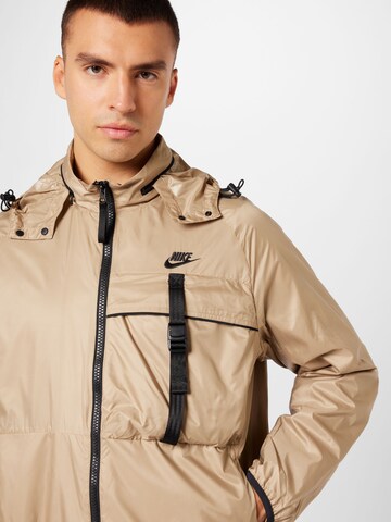 Nike Sportswear Демисезонная куртка в Коричневый