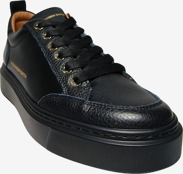 Baskets basses Alexander Smith en noir : devant