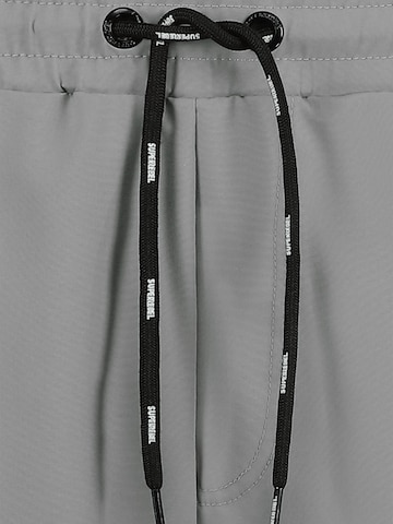 Pantaloncini da bagno 'JOHNNY' di SUPERREBEL® GEAR in grigio