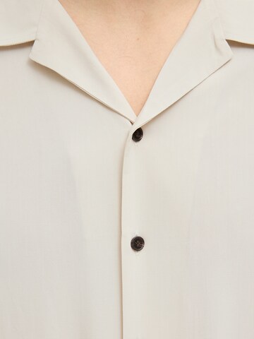 JJ Rebel - Ajuste confortable Camisa 'JREBWATER' en beige