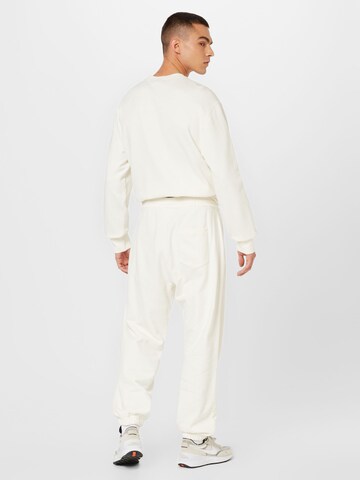Carhartt WIP Zwężany krój Spodnie 'Duster' w kolorze biały