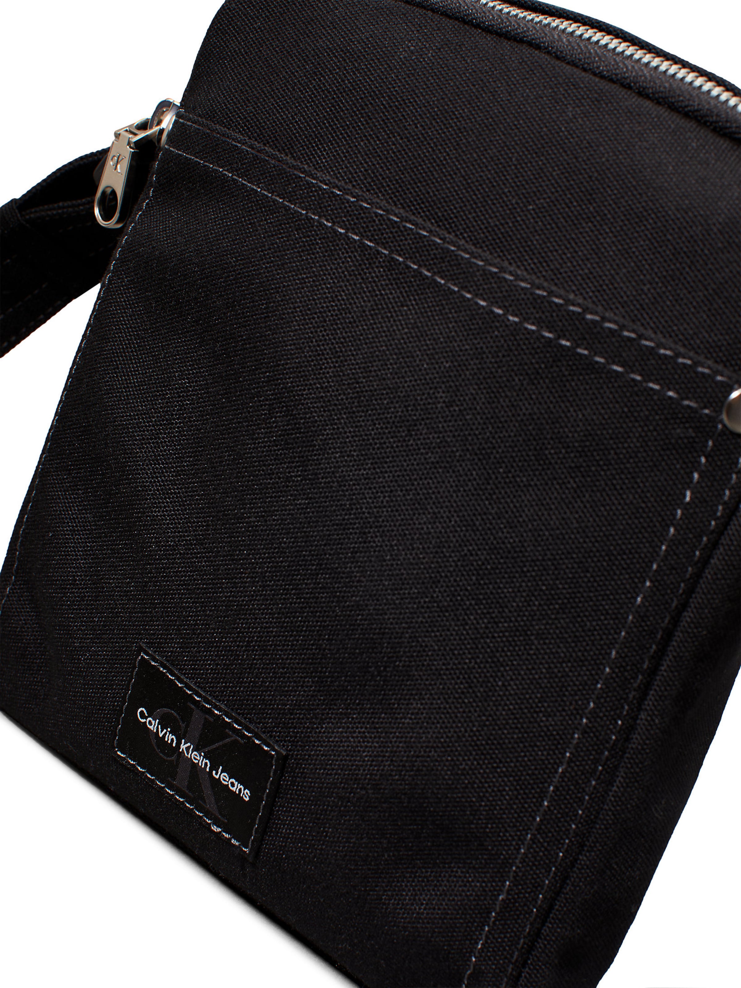 juoda Calvin Klein Rankinė su ilgu dirželiu 'Essentials'