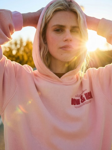 Bershka Суичър в розово