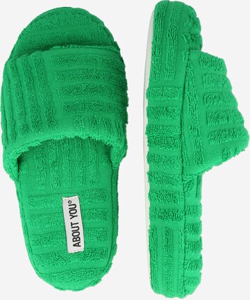 ABOUT YOU Slipper 'Naemi' in Green