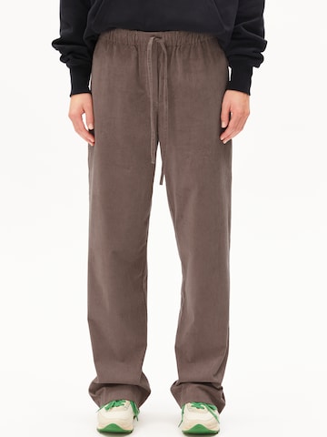 ARMEDANGELS Loosefit Cordhose JAIMILAA CORDUROY in Braun: Vorderseite