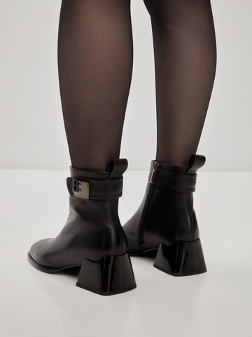 CESARE GASPARI Booties in Black