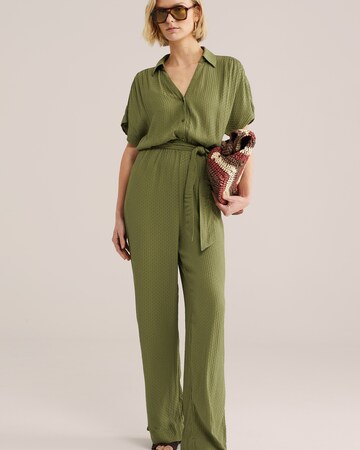 WE Fashion Jumpsuit in Green: front
