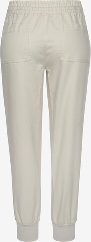 LASCANA Tapered Stoffhose in Weiß