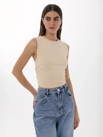 Top di Hiccup in beige: frontale