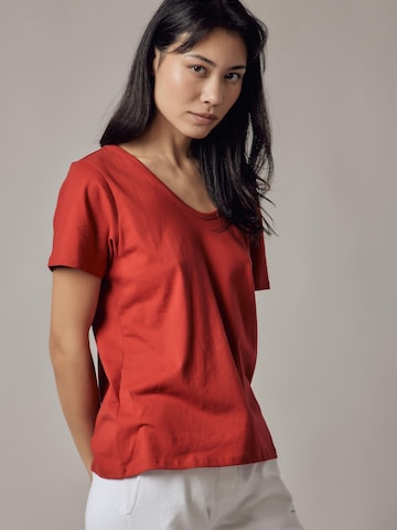 Maglietta 'T-Shirt Scollo Profondo' di OWN Off With Nature in rosso