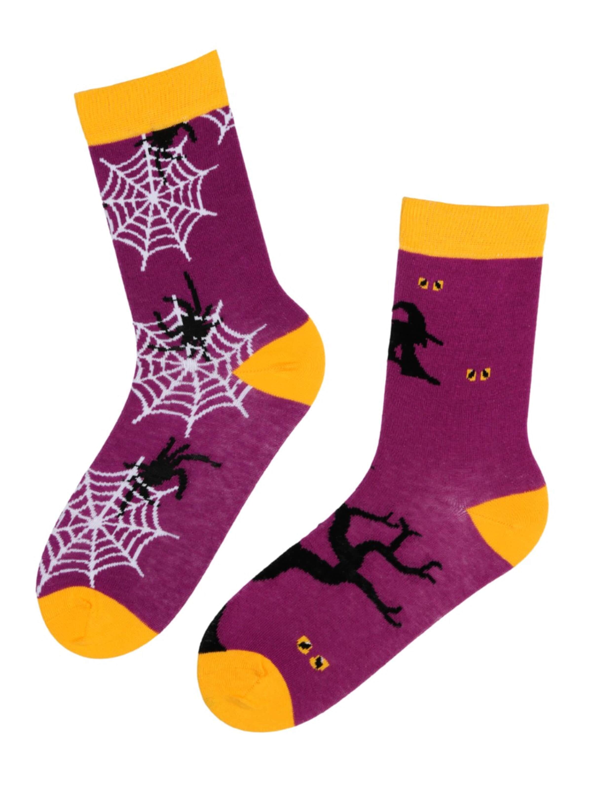 Chaussettes 'RUNE Halloween socks with a witch and spiders' Sokisahtel en violet : devant