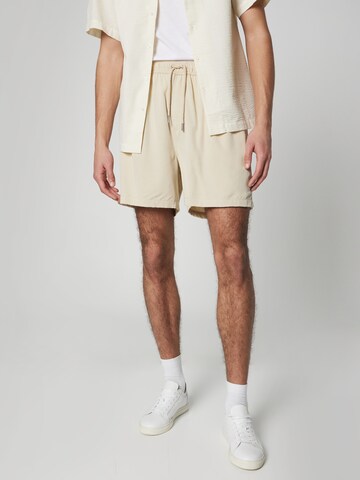 regular Pantaloni 'Julius' di ABOUT YOU x Jaime Lorente in beige: frontale