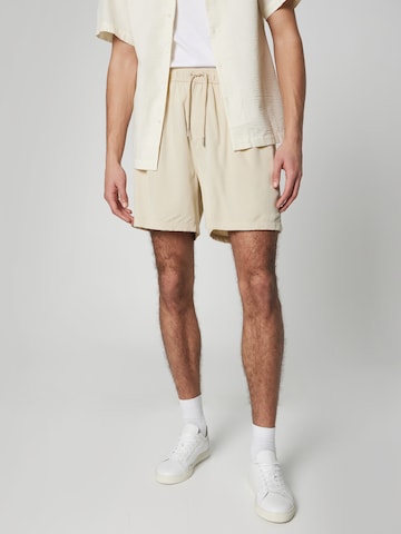 ABOUT YOU x Jaime Lorente Regular Shorts 'Julius' in Beige: predná strana
